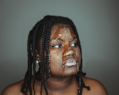 戴着银黑串珠项链的女人